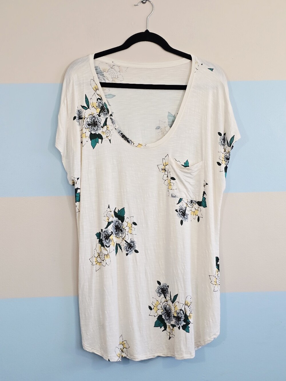 24/7 Maurices Cream Floral Scoop Neck Pocket Tee - Picture 2 of 5